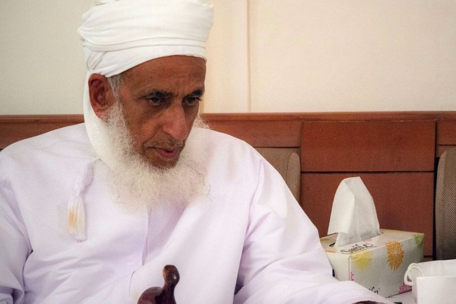 مفتي عُمان للمقاومة الفلسطينية: لا تفرِّطوا بسلاحكم.. لن يفيدكم أحد إن تخلَّيتم عنه 