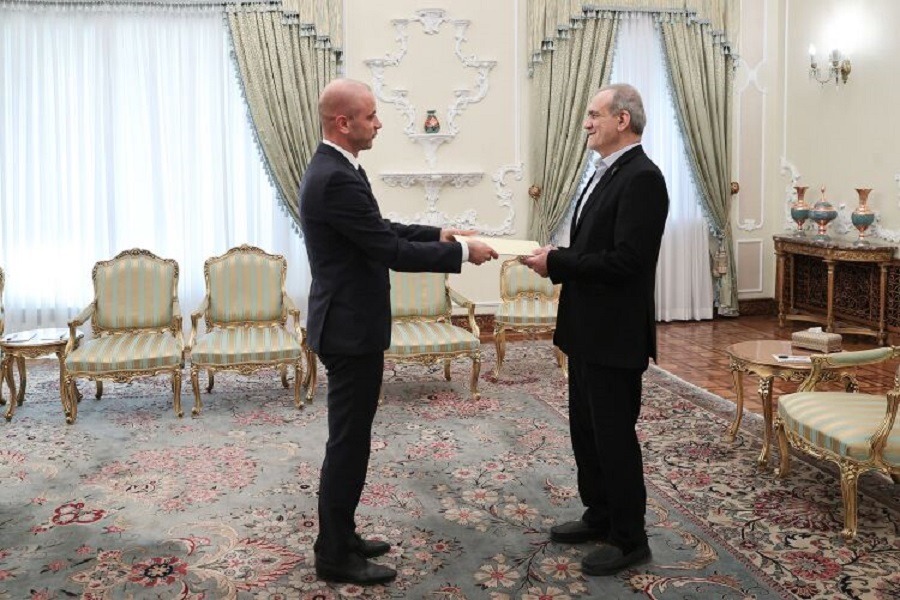 الرئيس الإيراني يتسلم أوراق اعتماد السفير اللبناني ويؤكد عمق العلاقات بين البلدين