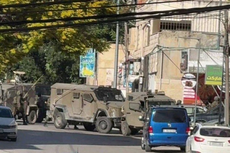 قوات الاحتلال تداهم مناطق واسعة في الضفة طالت منزل شهيدين جنوب نابلس