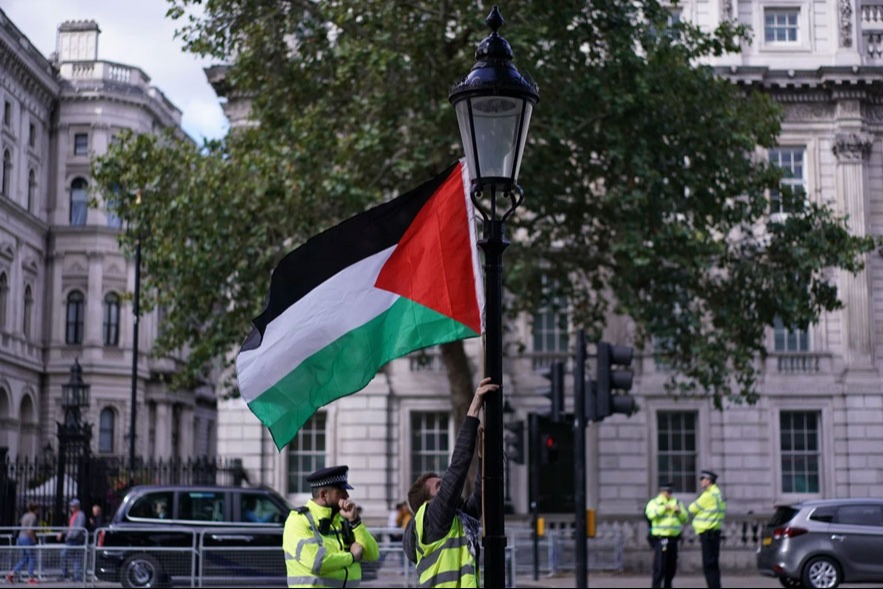 تقرير أوروبي يوثّق 964 حادثة قمع ضدّ الفلسطينيين في بريطانيا منذ العام 2019