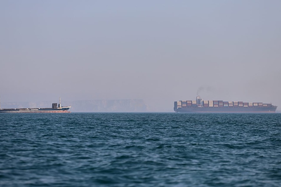 مضيق هرمز: شهيد و3 جرحى إثر إصابة مقذوف بسفينة إيرانية