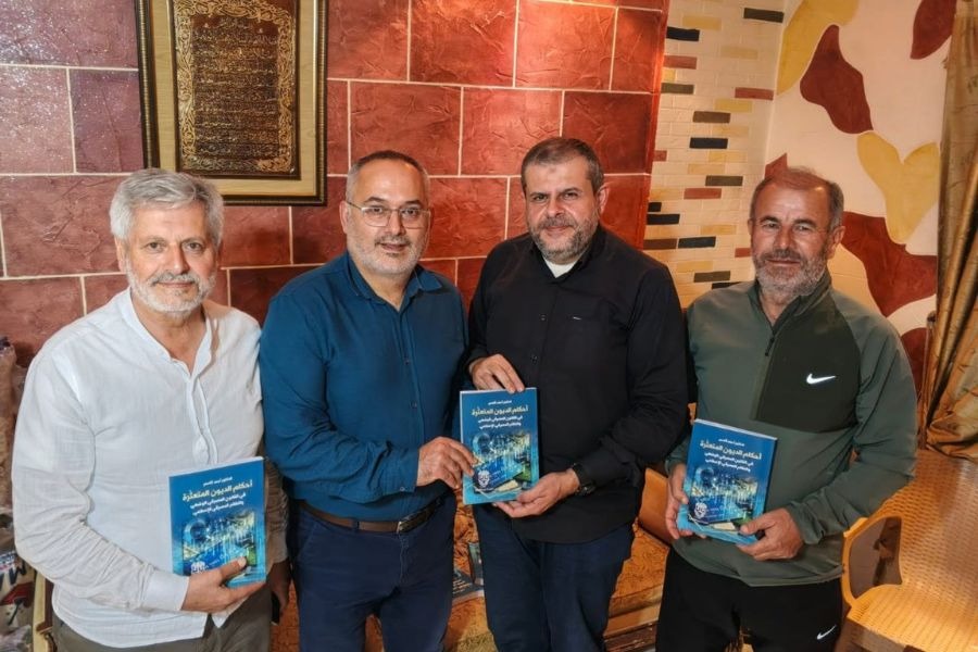 وفد من حزب الله زار نائب رئيس بلدية كفرفيلا في حارة صيدا مهنئًا بتوقيع كتابه 