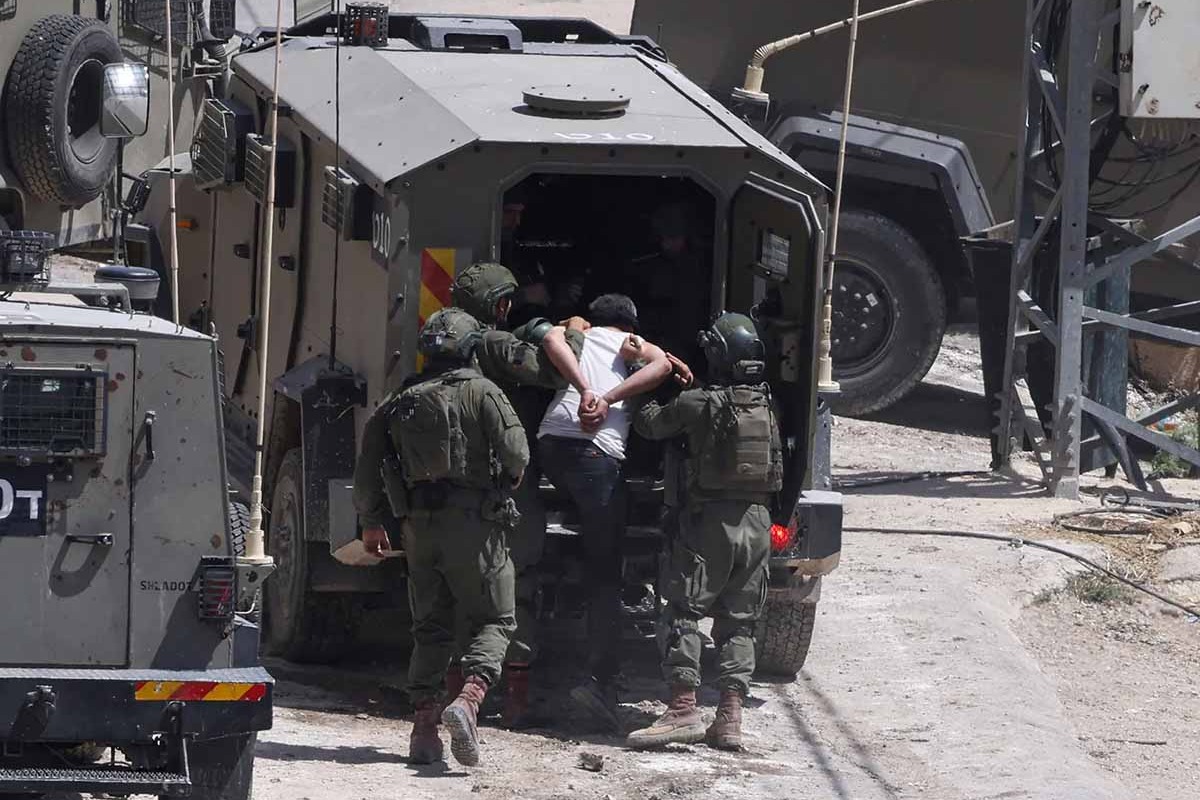 الاحتلال يقتحم قلنديا.. اعتقالات واسعة وتصعيد في الضفة الغربية