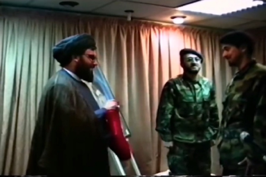 سيد شهداء الأمة يسلّم الشهيد القائد عبد القادر 