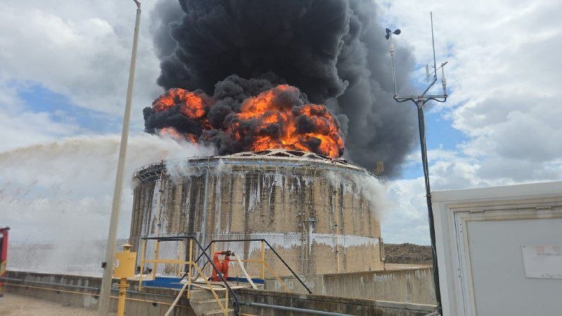 بعد تعرّضها للقصف صاروخي.. مصفاة حيفا تشتعل