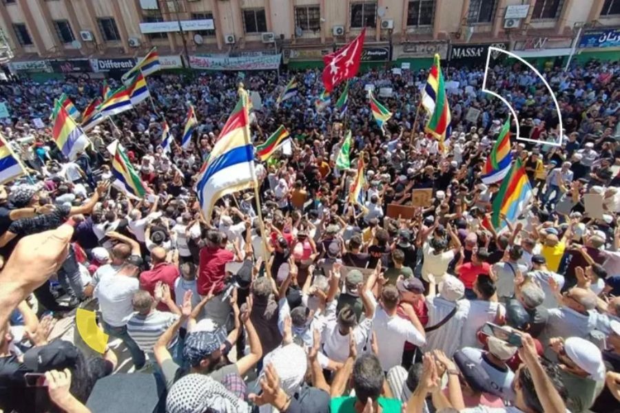 العلويون يتظاهرون في اللاذقية وطرطوس وبانياس رفضًا للانتهاكات بحقّهم