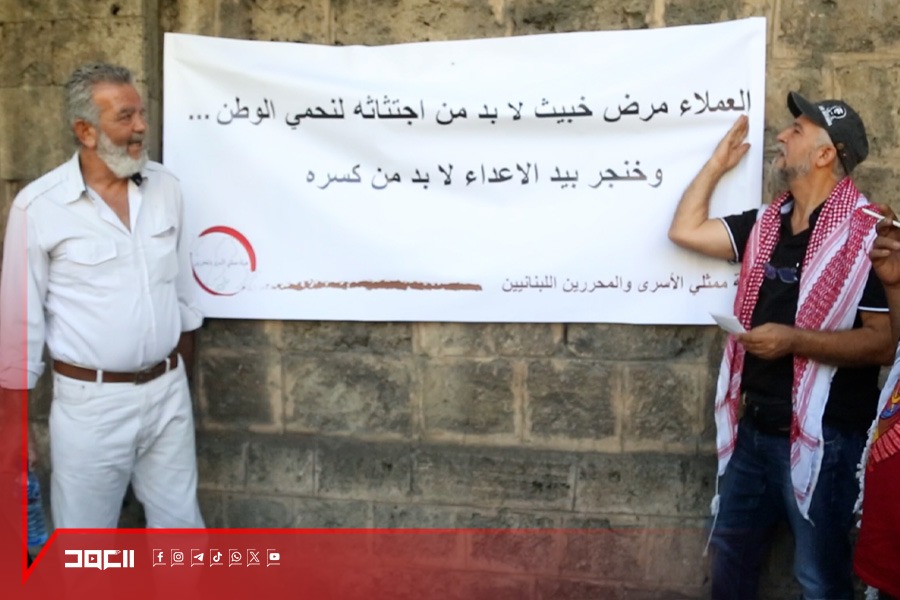 لا للخيانات المقنّعة.. وقفة احتجاجية أمام المحكمة العسكرية تُدين الإفراج عن العملاء