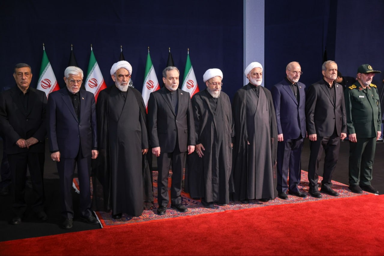 رؤساء السلطات وكبار مسؤولي إيران يحيّون جثمان الشهيد الإمام الخامنئي