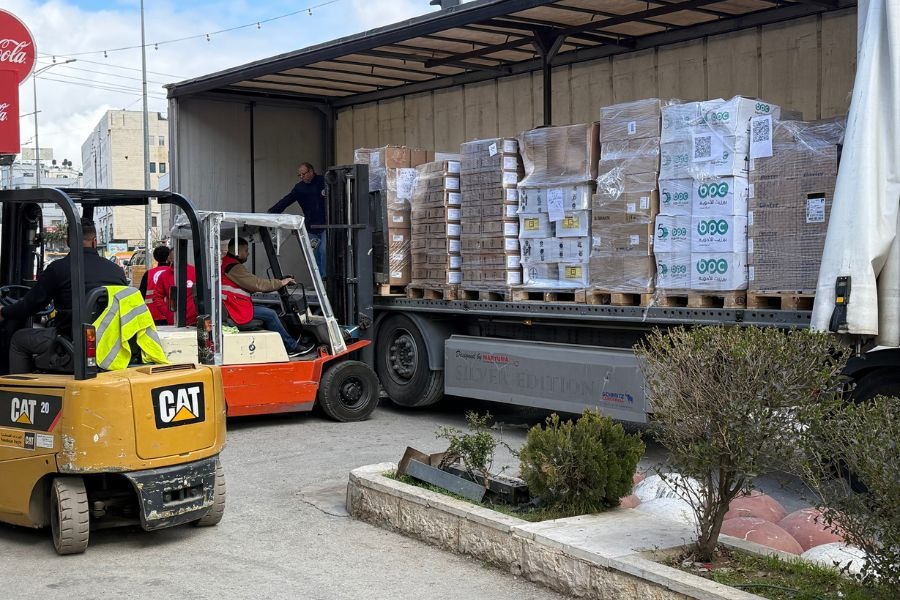الهلال الأحمر الفلسطيني يطلق عملية لوجستية كبرى لنقل إمدادات طبية إلى غزة