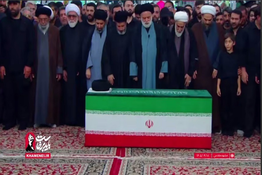 إقامة الصلاة على الجثمان الطاهر للشهيد الإمام الخامنئي في حرم الإمام الرضا (ع)