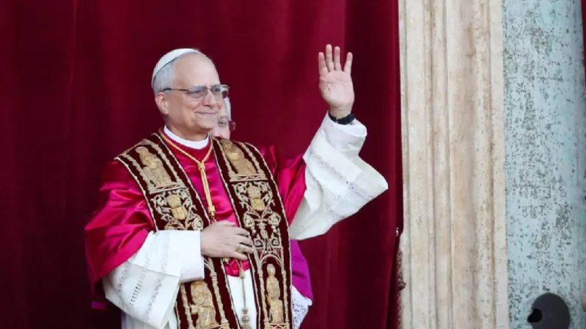 بابا الفاتيكان يطالب نتنياهو بوقف الحرب بعد قصف الكنيسة في غزة