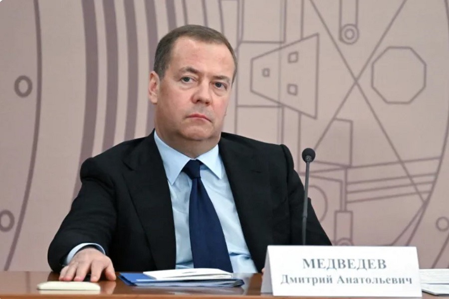 ميدفيديف: الفوضى تُطيل صراعات الشرق الأوسط... لا يمكن لدولة تخطف رؤساء أن تكون وسيطًا