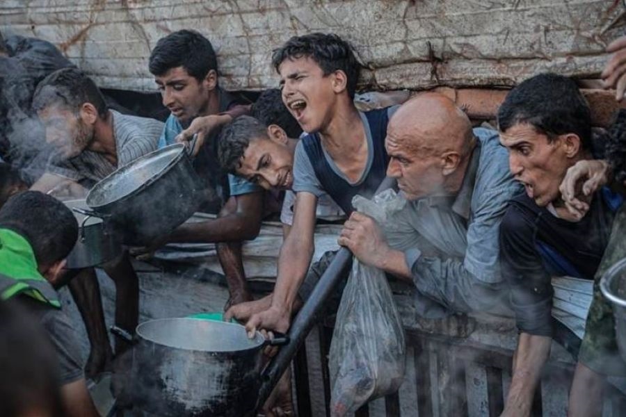 الاحتلال يصعّد عدوانه على غزّة.. والمجاعة تفتك بالسكان 