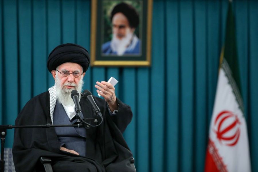 الإمام الخامنئي شامخ کالجبل