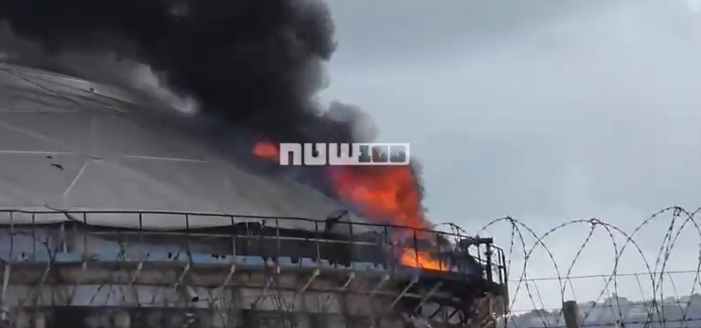 بعد تعرّضها للقصف صاروخي.. مصفاة حيفا تشتعل