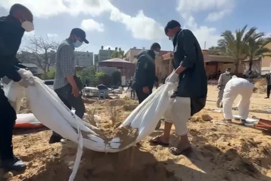 مستوطنون يجبرون فلسطينيين على إخراج جثمان والدهم بعد دفنه في الضفة الغربية