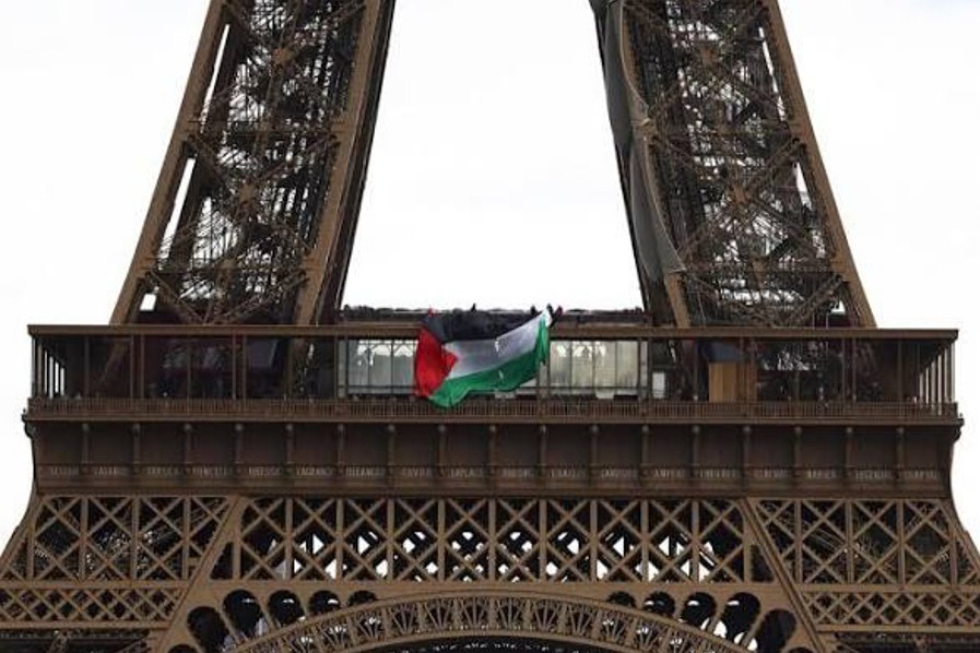 ناشطون فلسطينيون يرفعون العلم الفلسطيني فوق 
