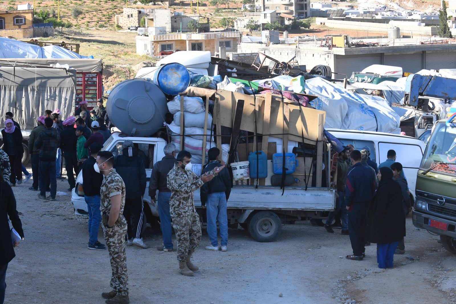 بإشراف الجيش اللبناني.. عودة طوعية جديدة للنازحين السوريين من عرسال إلى القلمون الغربي