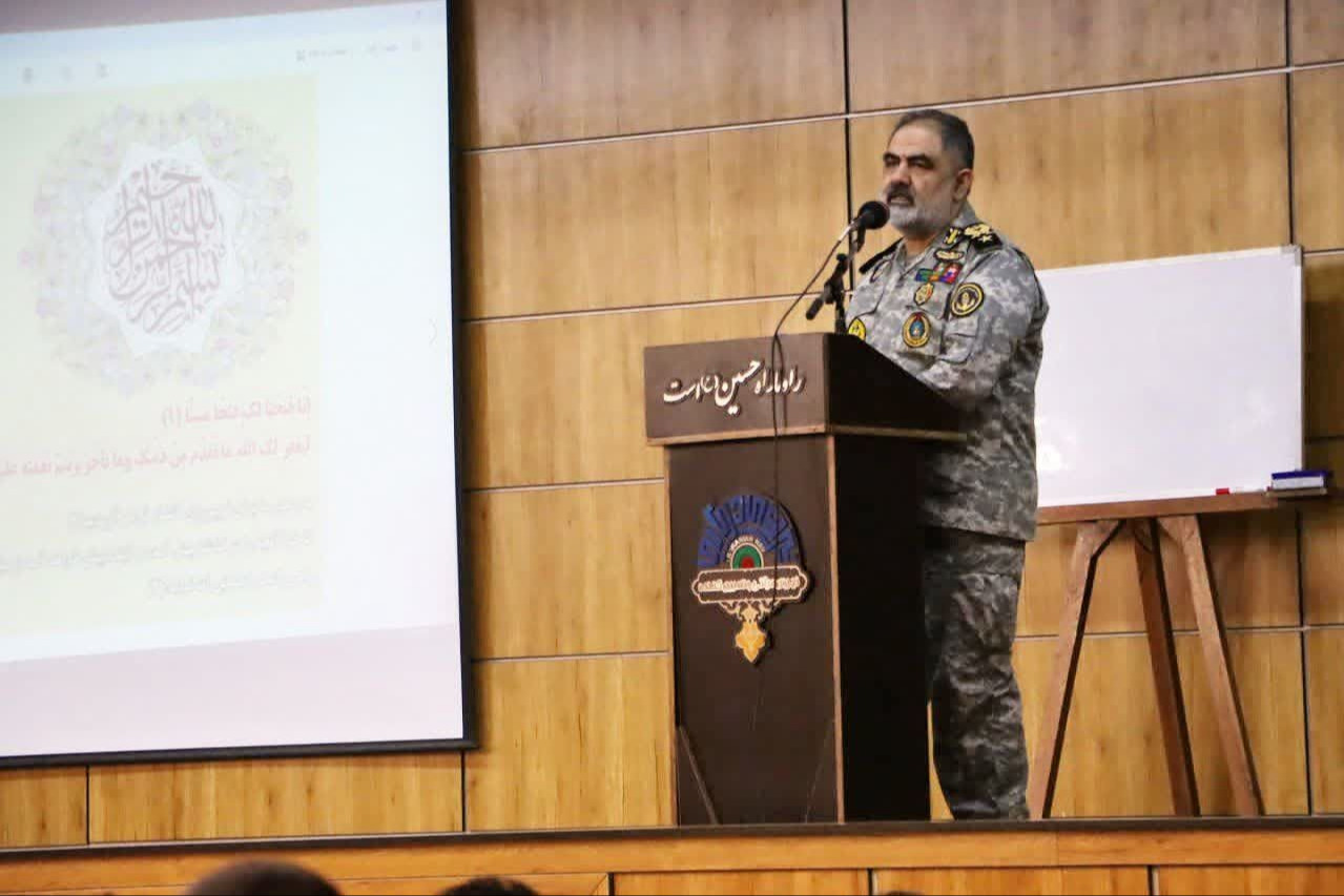 قائد بحرية الجيش الإيراني: قوتنا البحرية حيّة وتواصل أداء مهامها بقوة