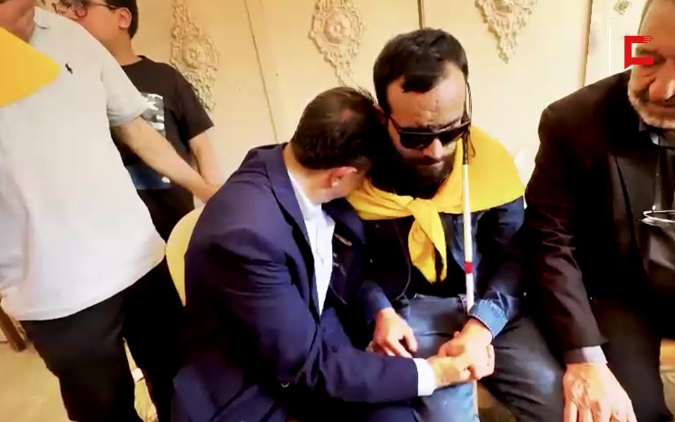 الحاج حسن إلى جانب الناخبين.. يقبّل يد جريح بايجر ويحمل مسنّة