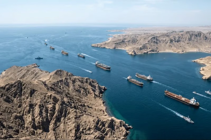 إيران تشدد إجراءاتها في مضيق هرمز ورضائي يحذر من خداع أميركي محتمل