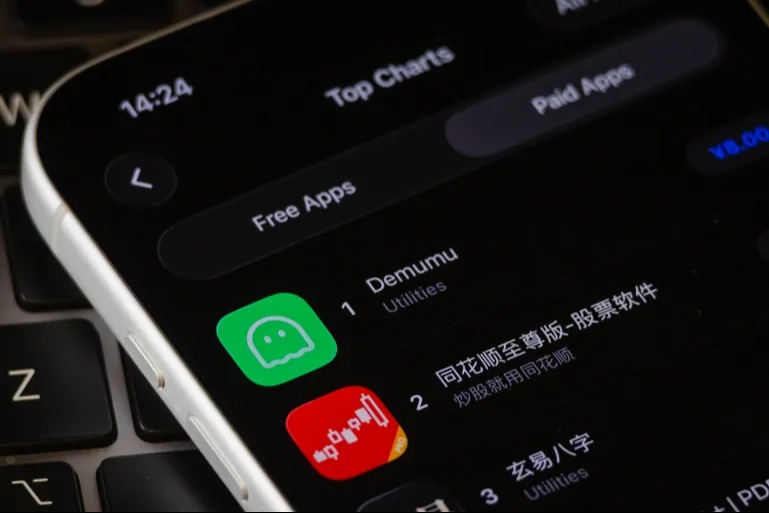 تطبيق صيني جديد يثير جدلًا واسعًا بسبب مراقبة الحياة اليومية للأفراد