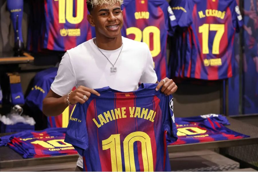 رسميًا.. برشلونة يُجدّد عقد لامين يامال ويمنحه الرقم 10