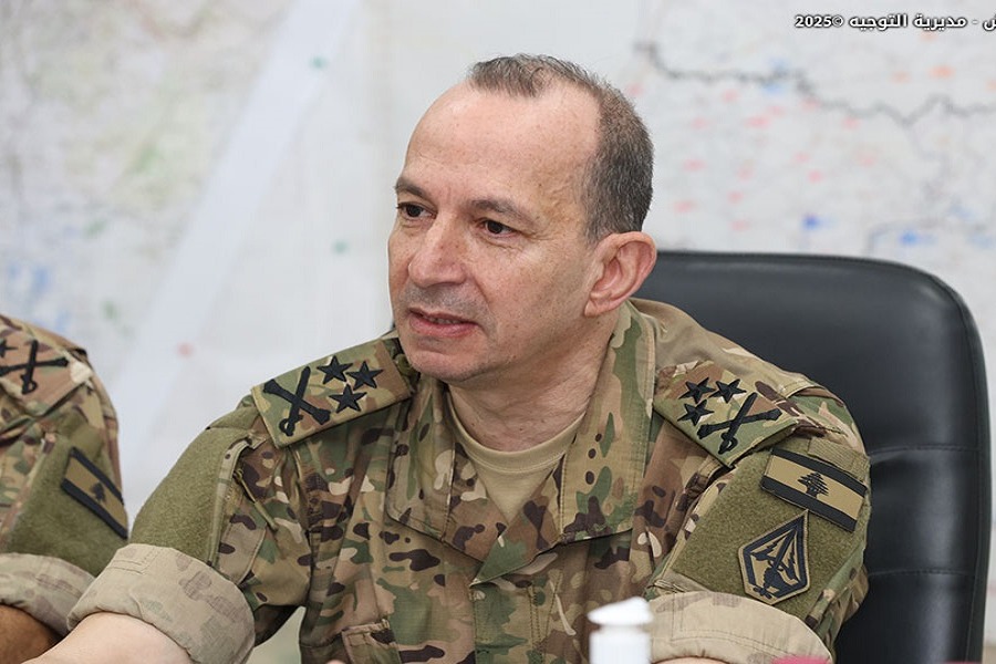 قائد الجيش يعقد اجتماعًا استثنائيًا في اليرزة ويؤكد أن المرحلة ترتبط ببقاء لبنان