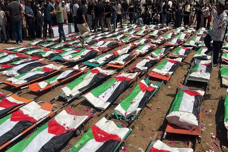 بالفيديو| موكب جنائزي مهيب لتشييع 112 فلسطينيًا من عائلتين واحدة ارتقوا خلال حرب الإب