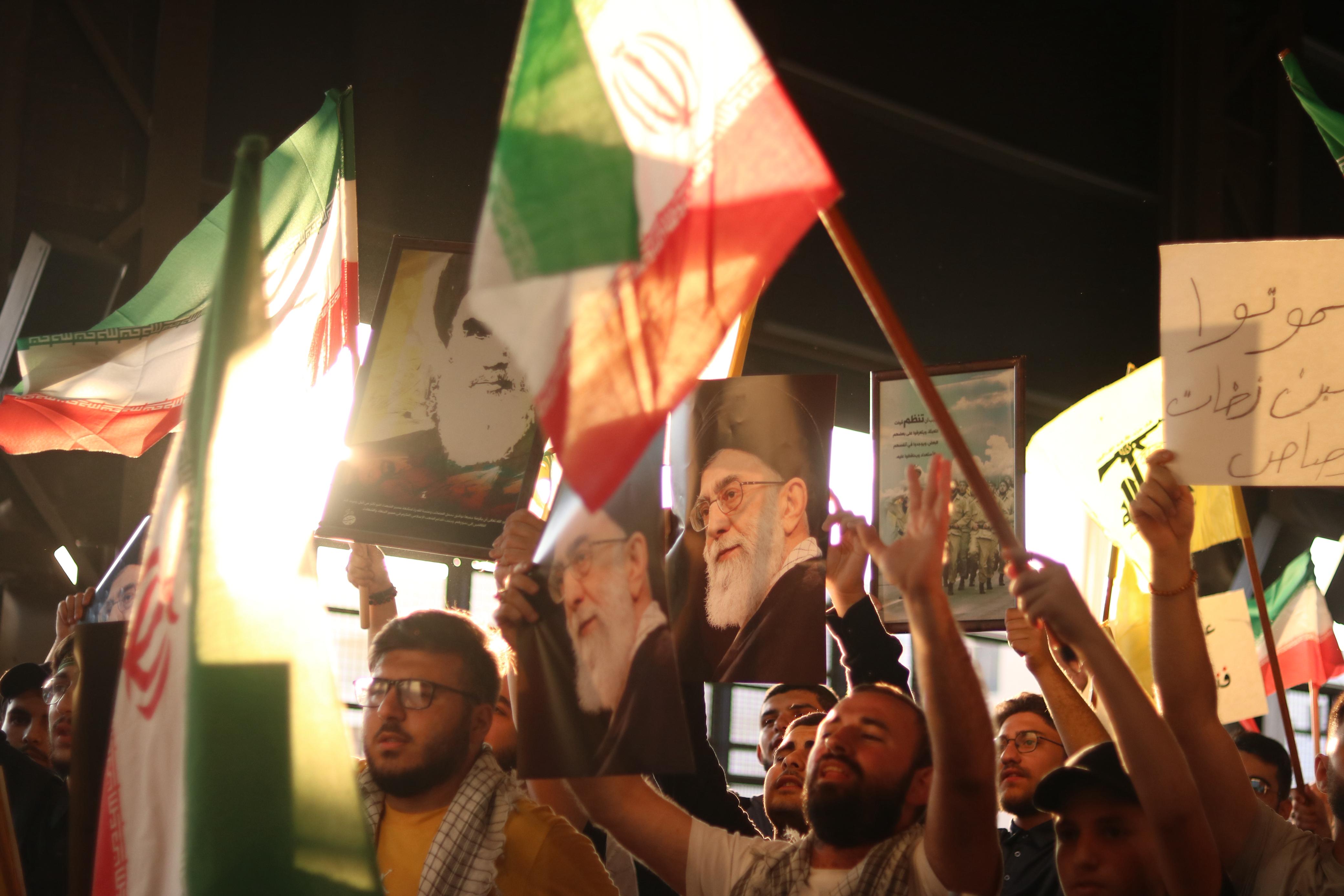 وقفة تضامنية مع إيران في مرقد السيد نصر الله