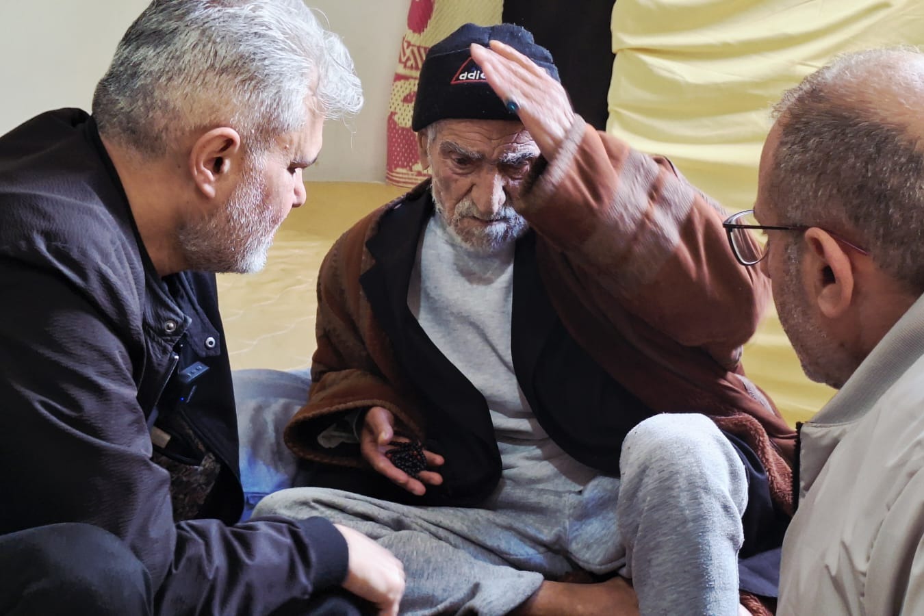 بالصور: النائب برو يجول على النازحين في معهد الآفاق في بشارة الخوري ببيروت