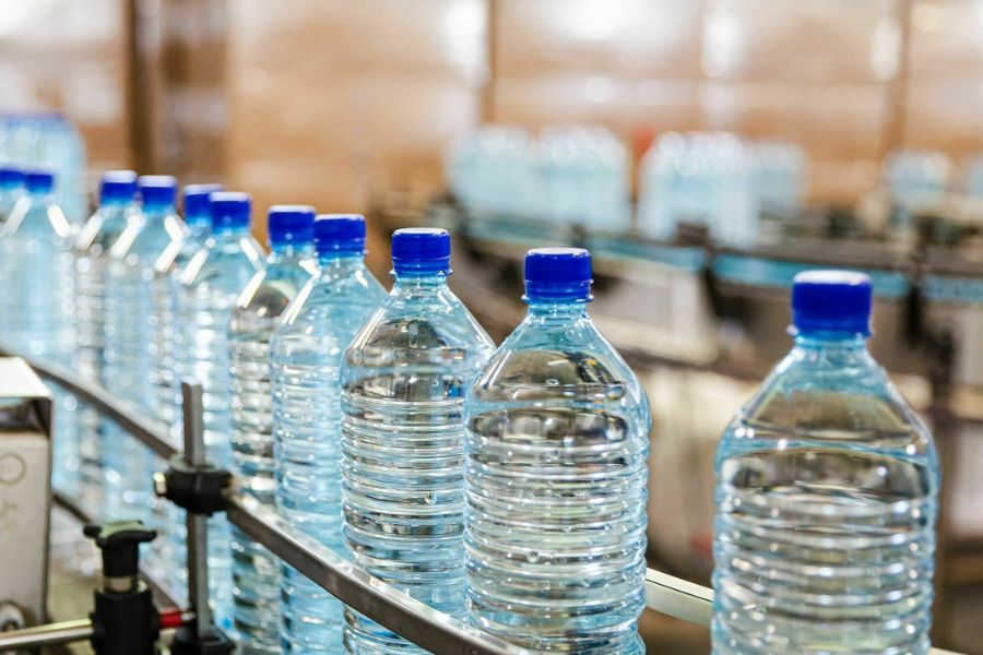 مخاطر صحية مخفية في مياه الشرب المعبأة بزجاجات بلاستيكية