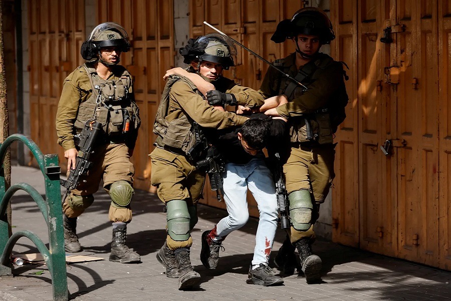 فلسطين المحتلة| قوات الاحتلال تعتقل الشاب ضياء زبيدي عقب تسلل وحدة خاصة إلى منزله في حي 