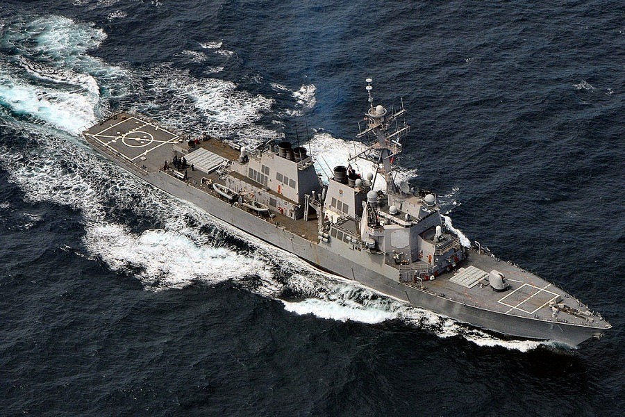 مدمّرة أميركية تتراجع عن مضيق هرمز بعد تحذير إيراني حاسم