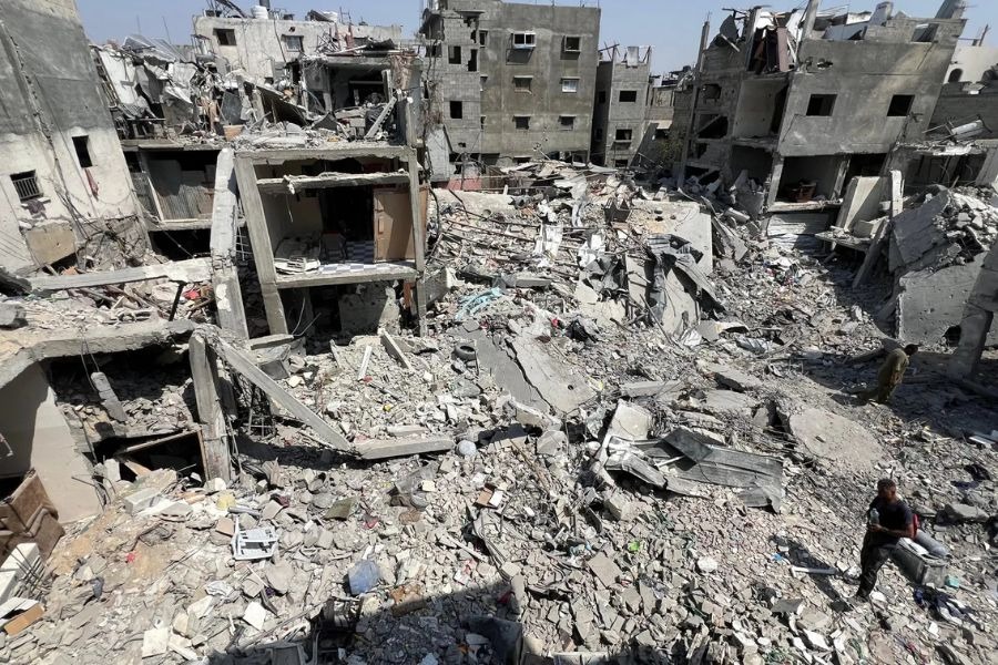 غارات وقصف مدفعي ونسف مبانٍ في قطاع غزة