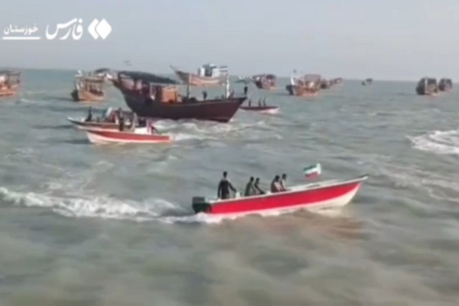 بالفيديو| قوارب الصيادين تقوم باستعراض في ميناء هنديجان بالخليج جنوب إيران