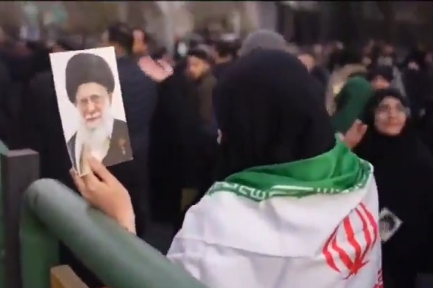بالفيديو |مشاهد توثق حزن الإيرانيين عقب استهداف الإمام الشهيد السيد علي الخامنئي (رض)