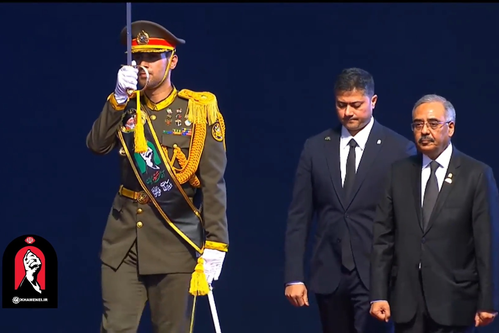 الأمين العام لمنظمة (D-8) يشارك في مراسم وداع الشهيد الإمام الخامنئي