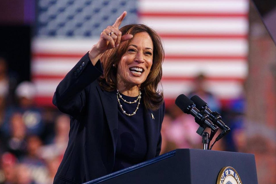هاريس تهاجم ترامب بشدة: يدير الحكومة الأكثر فسادًا في تاريخنا ويتظاهر بأنه رئيس مافيا