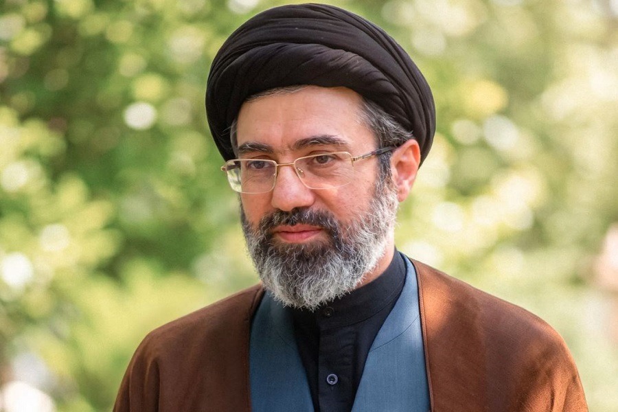 آية الله الخامنئي: يقظة الإيرانيين وبسالة الجيش والحرس الثوري أفشلت مخططات العدو 