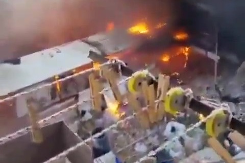 مشاهد لحريق واسع النطاق في مبنى بـ 