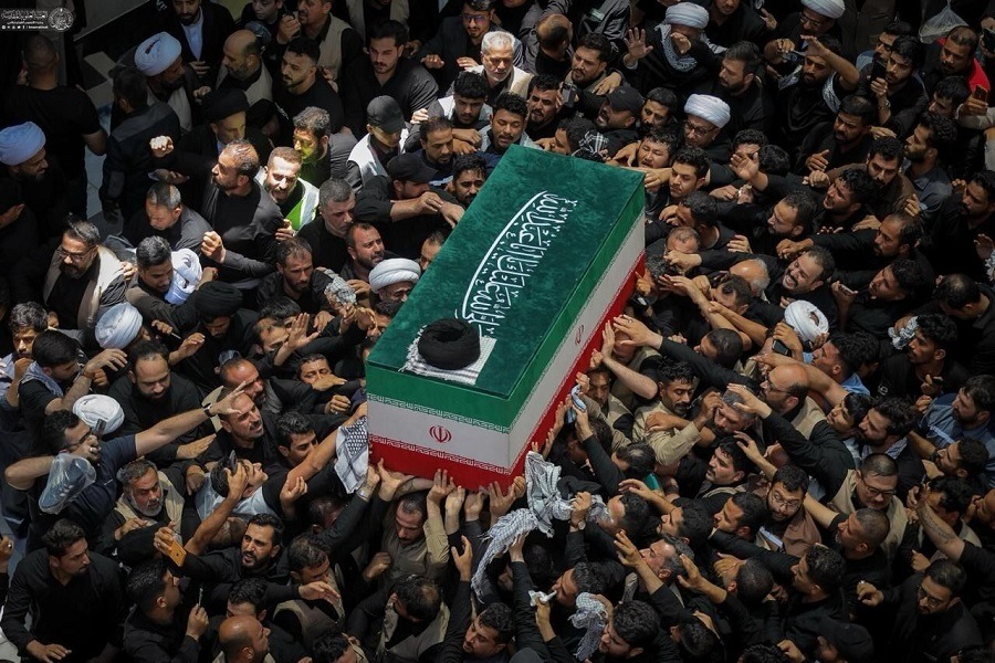 جثمان قائد الثورة الشهيد يوارى في الثرى في رواق دار الذكر في حرم الإمام الرضا (ع)