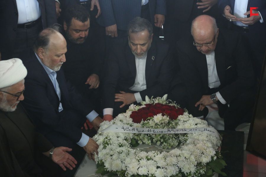 وزير الخارجية الإيراني يزور ضريح سيد شهداء الأمة