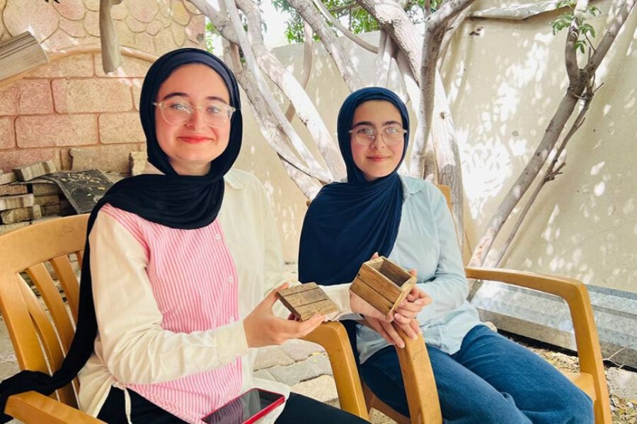 غزة.. شقيقتان تحولان الأنقاض إلى طوب