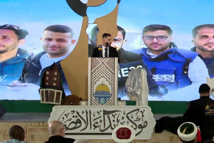 على طريق المشاية بين النجف وكربلاء.. وقفة تضامنية مع الإعلاميين الشهداء في غزة