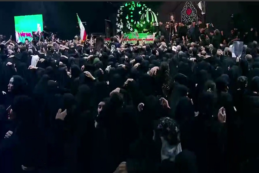 فيديو| مراسم وداع جثمان الشهيد الإمام الخامنئي بجوار حسينيّة الإمام الخميني