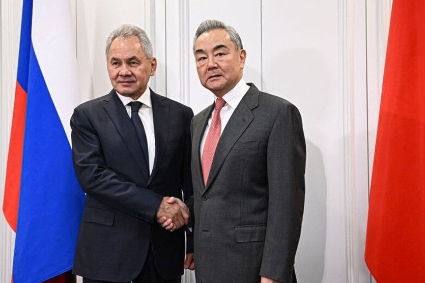 شويغو ووانغ يي يبحثان الوضع في آسيا والمحيط الهادئ والتعاون العسكري بين موسكو وبكين