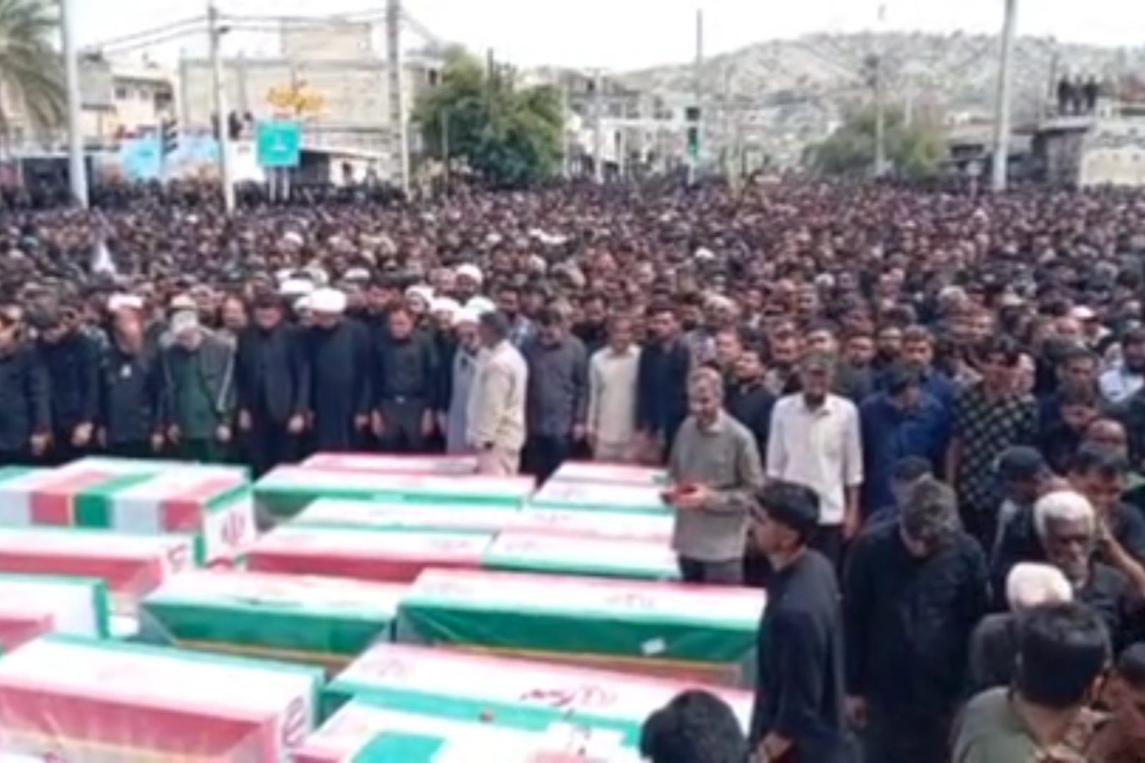 إقامة صلاة الجنازة على جثامين شهداء الغارات 