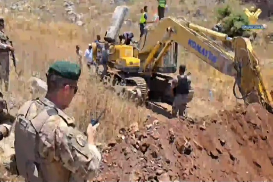 لبنان| الجيش استعاد الجرافة التي سرقها العدو أمس في حي كركزان في ميس الجبل