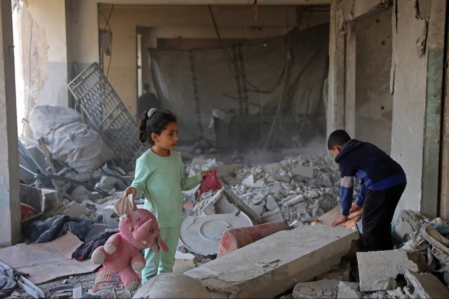 هدوء حذر بعد موجة غارات 